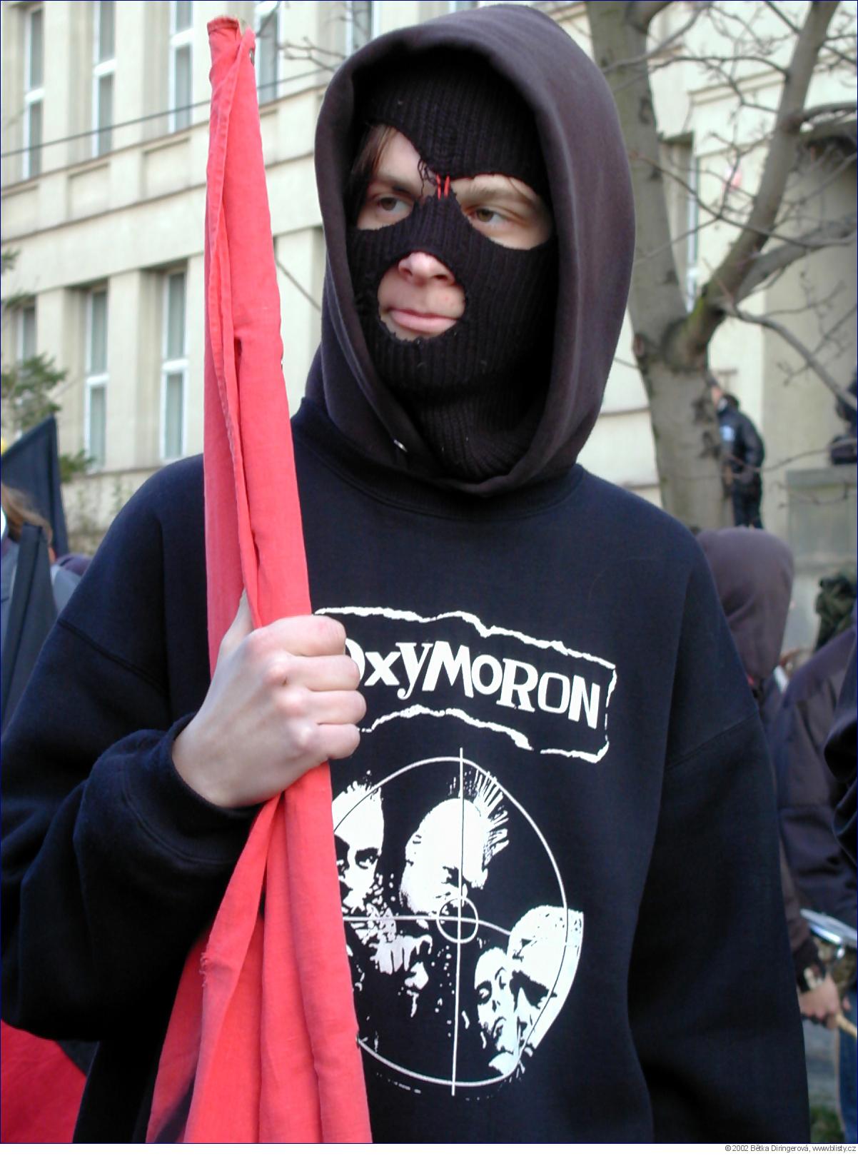 A takhle, dceruško, vypadá anarchista... FOTOGALERIE z demonstrace k výročí 17. 11., proti NATO a kapitalismu