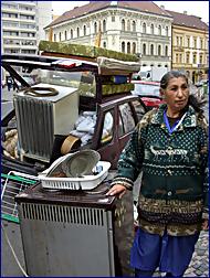 Paní Horváthová se svým vystěhovaným majetkem na slánské ulici
