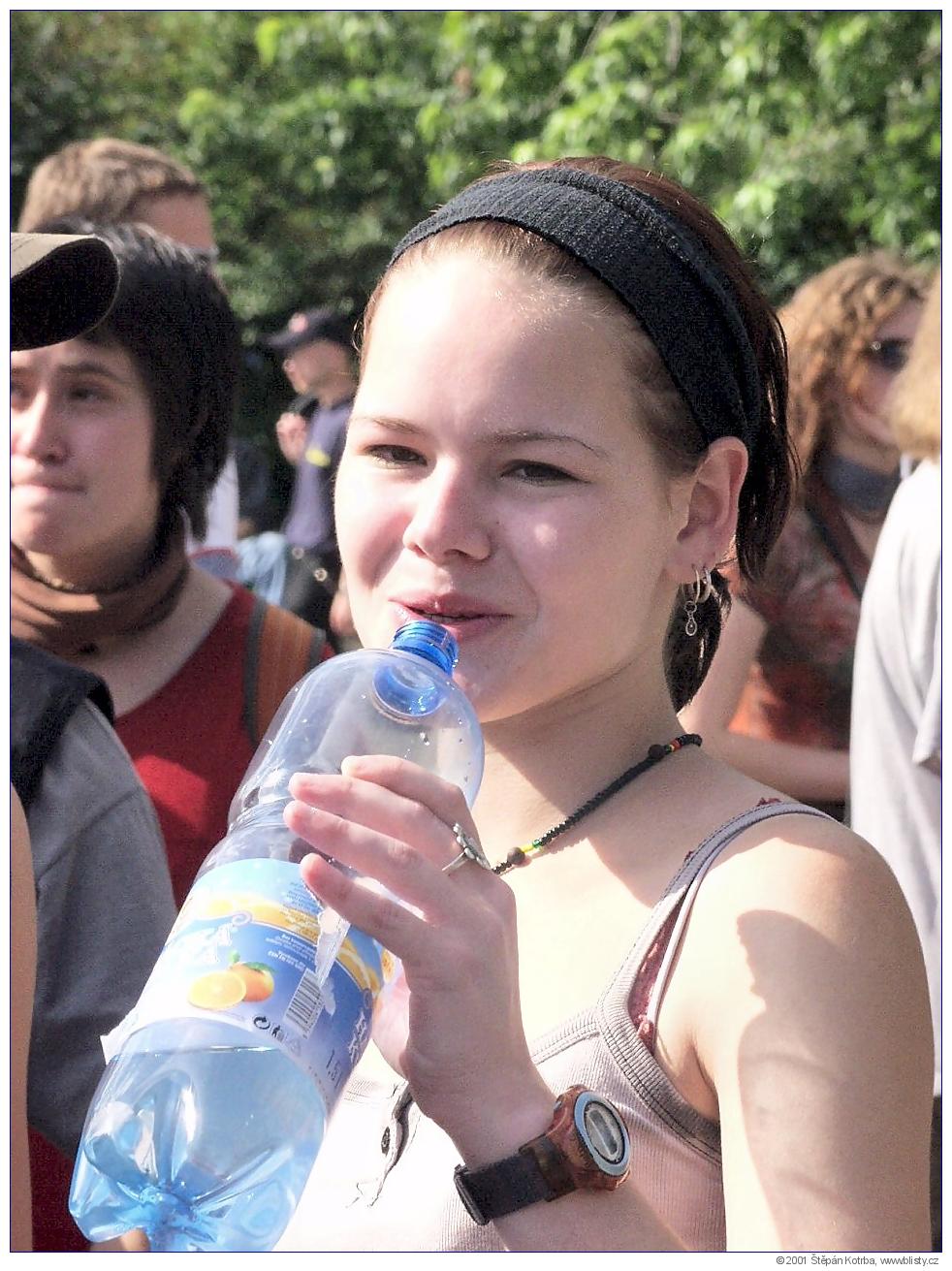 Demonstrantka s lahv