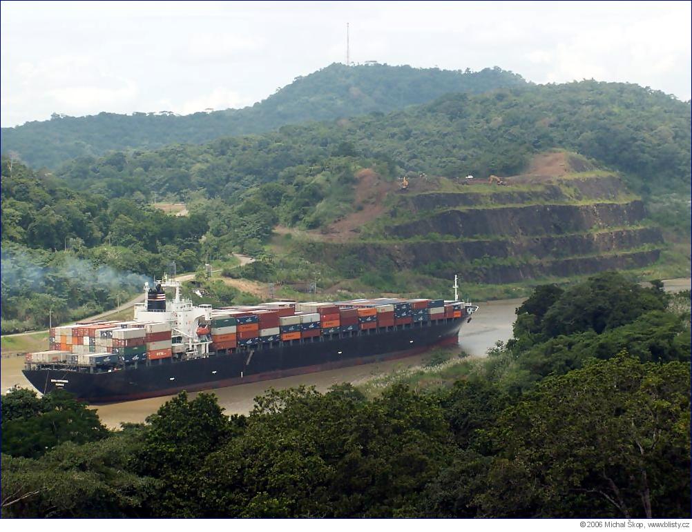 Panamský kanál, kde velké námořní lodě proplouvají tropickým pralesem
